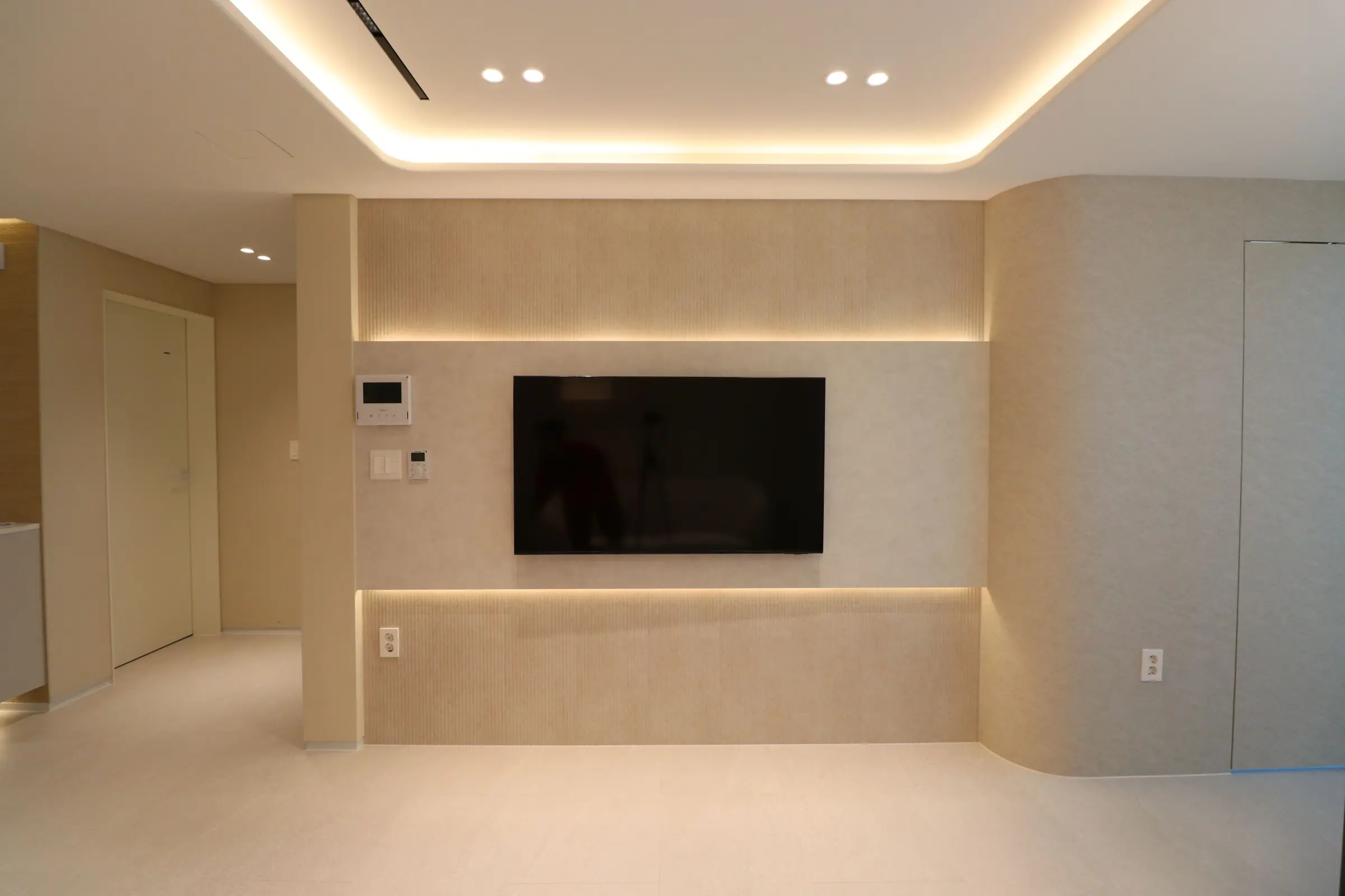한국수력원자력 내빈숙소 TV 벽면과 간접조명, 고신 학교·공공 인테리어 시공사례