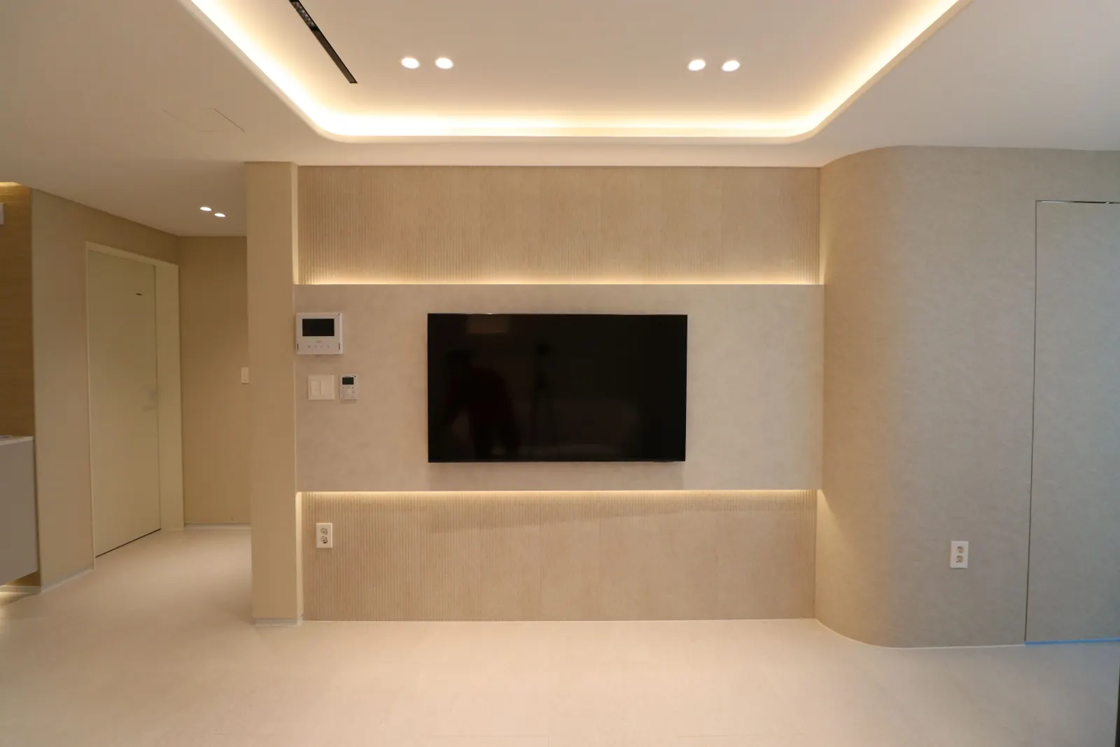 한국수력원자력 내빈숙소 TV 벽면과 간접조명, 고신 학교·공공 인테리어 시공사례