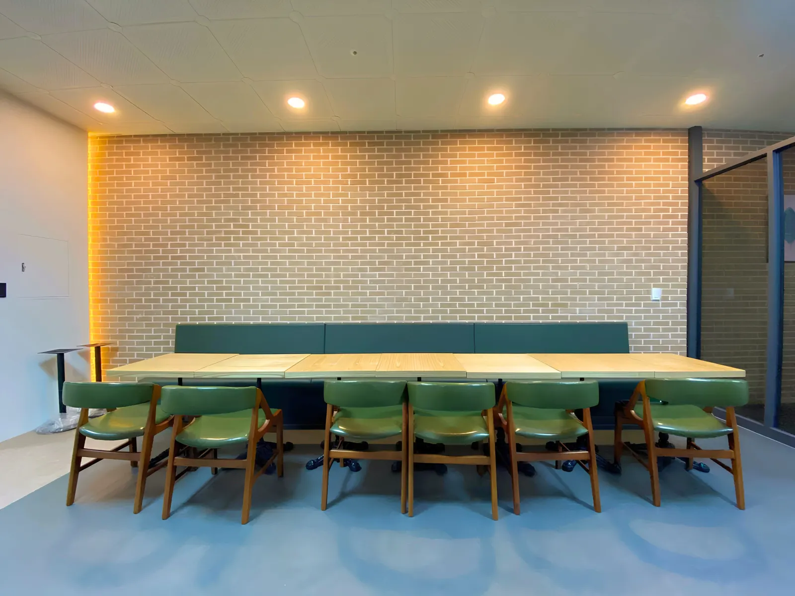 울산스포츠과학중고등학교 학교카페 단체 테이블, 고신 학교·공공 인테리어 시공사례