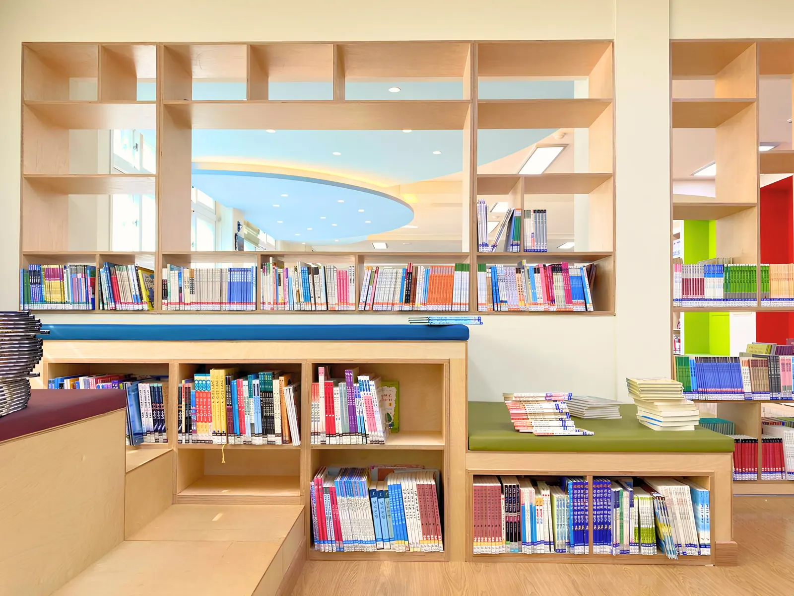 선암초등학교 꿈놀이터·돌봄교실 책장과 계단 좌석, 고신 학교·공공 인테리어 시공사례